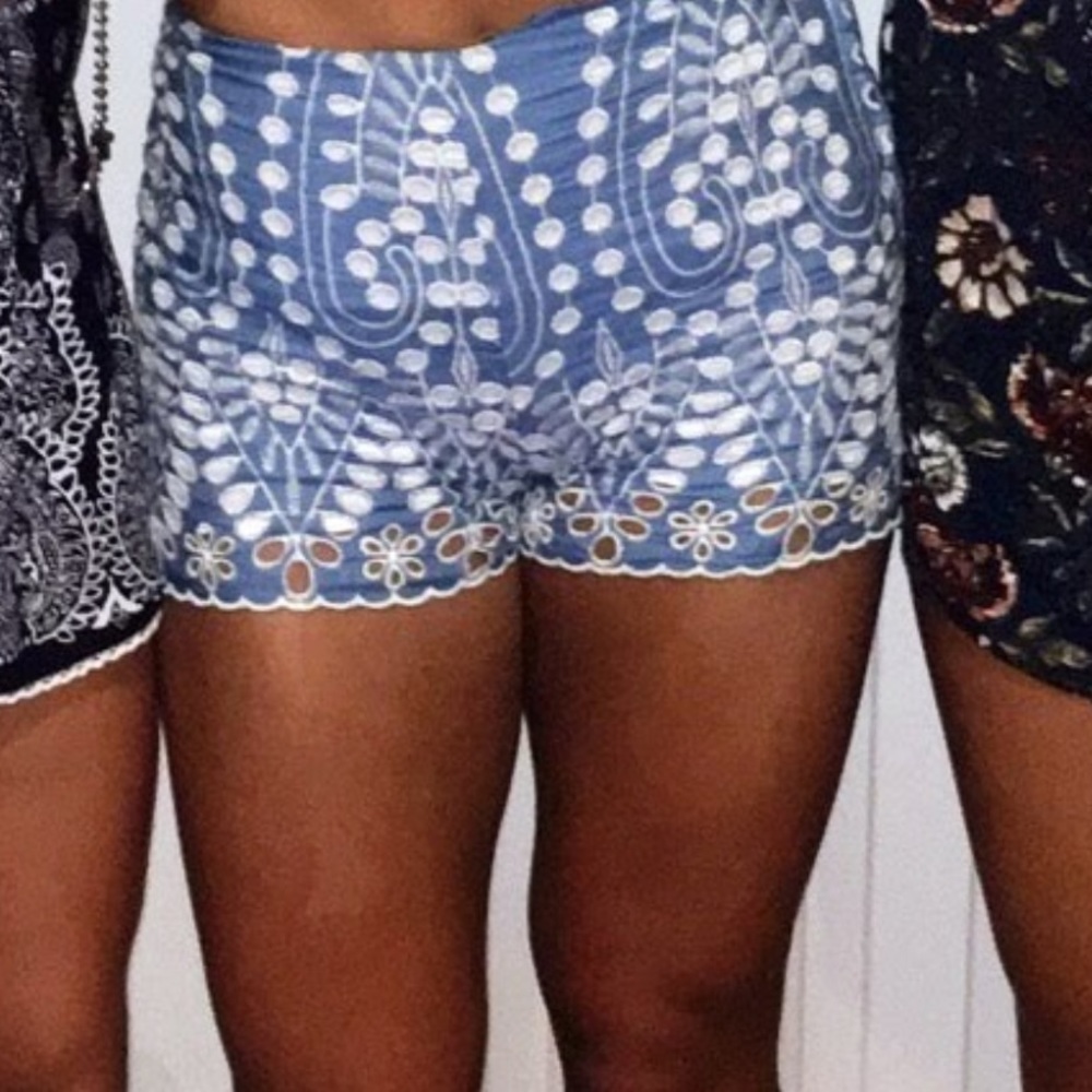 THE CUTEST Linen blue patterned high waisted shorts.